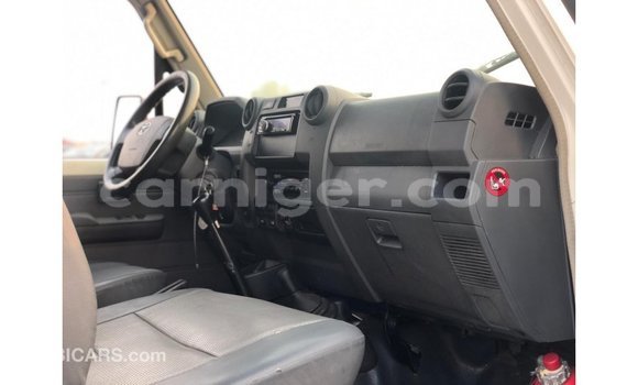 Sayi Imported Toyota Land Cruiser White Babbar mota in Import - Dubai a Agadez Sayi Imported Toyota Land Cruiser White Babbar mota in Import - Dubai a Agadez