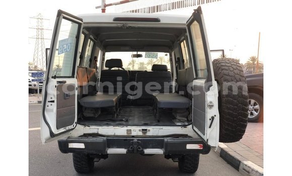 Sayi Imported Toyota Land Cruiser White Babbar mota in Import - Dubai a Agadez Sayi Imported Toyota Land Cruiser White Babbar mota in Import - Dubai a Agadez