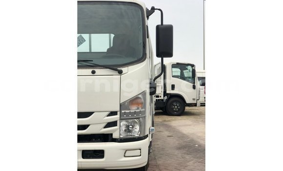 Sayi Imported Isuzu Bighorn White Babbar mota in Import - Dubai a Agadez Sayi Imported Isuzu Bighorn White Babbar mota in Import - Dubai a Agadez