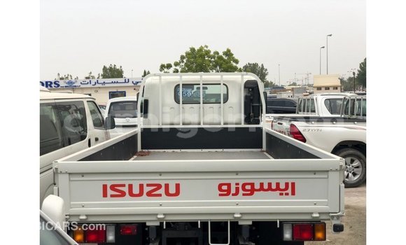 Sayi Imported Isuzu Bighorn White Babbar mota in Import - Dubai a Agadez Sayi Imported Isuzu Bighorn White Babbar mota in Import - Dubai a Agadez