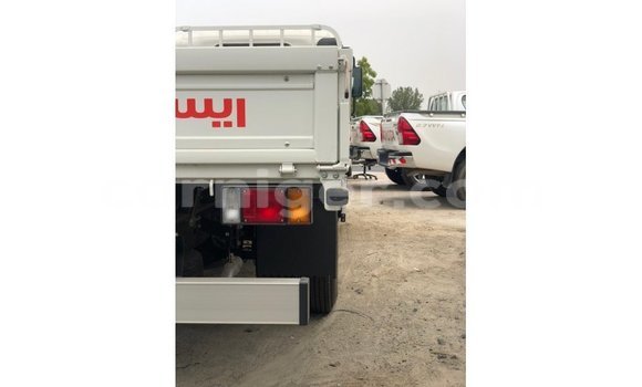 Sayi Imported Isuzu Bighorn White Babbar mota in Import - Dubai a Agadez Sayi Imported Isuzu Bighorn White Babbar mota in Import - Dubai a Agadez