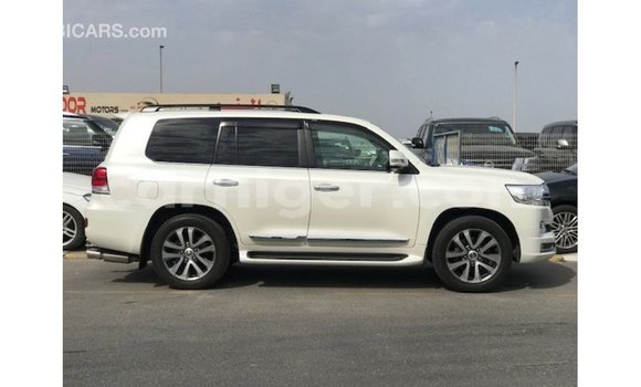 Sayi Imported Toyota Land Cruiser White Babbar mota in Import - Dubai a Agadez Sayi Imported Toyota Land Cruiser White Babbar mota in Import - Dubai a Agadez