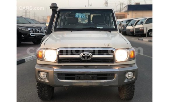Buy Import Toyota Land Cruiser White Truck in Import - Dubai in Agadez Buy Import Toyota Land Cruiser White Truck in Import - Dubai in Agadez