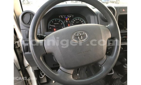 Buy Import Toyota Land Cruiser White Truck in Import - Dubai in Agadez Buy Import Toyota Land Cruiser White Truck in Import - Dubai in Agadez