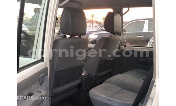 Buy Import Toyota Land Cruiser White Truck in Import - Dubai in Agadez Buy Import Toyota Land Cruiser White Truck in Import - Dubai in Agadez