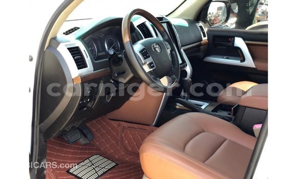 Buy Import Toyota Land Cruiser White Truck in Import - Dubai in Agadez Buy Import Toyota Land Cruiser White Truck in Import - Dubai in Agadez