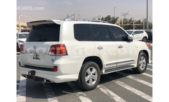 Sayi Imported Toyota Land Cruiser White Babbar mota in Import - Dubai a Agadez Sayi Imported Toyota Land Cruiser White Babbar mota in Import - Dubai a Agadez