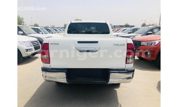 Sayi Imported Toyota Hilux White Mota in Import - Dubai a Agadez Sayi Imported Toyota Hilux White Mota in Import - Dubai a Agadez