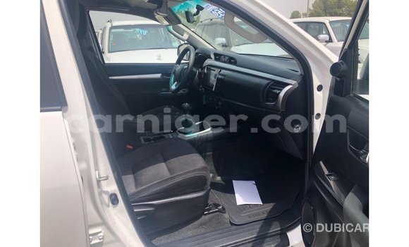 Sayi Imported Toyota Hilux White Mota in Import - Dubai a Agadez Sayi Imported Toyota Hilux White Mota in Import - Dubai a Agadez