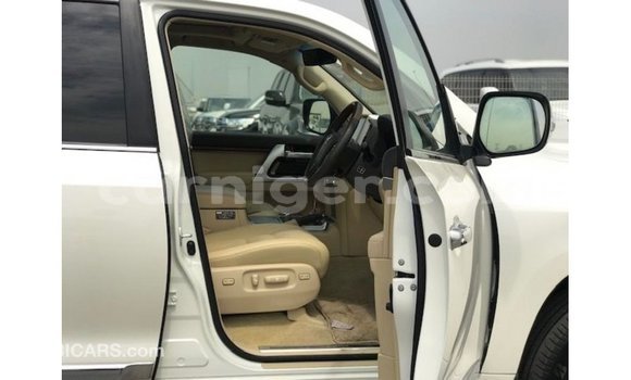 Acheter Import Utilitaire Toyota Land Cruiser Blanc à Import - Dubai, Agadez Acheter Import Utilitaire Toyota Land Cruiser Blanc à Import - Dubai, Agadez
