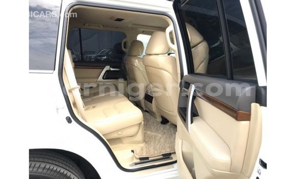 Acheter Import Utilitaire Toyota Land Cruiser Blanc à Import - Dubai, Agadez Acheter Import Utilitaire Toyota Land Cruiser Blanc à Import - Dubai, Agadez