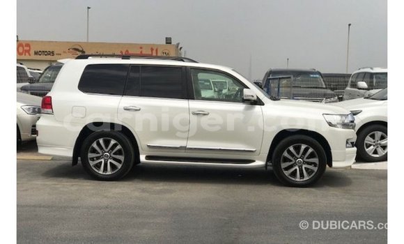 Acheter Import Utilitaire Toyota Land Cruiser Blanc à Import - Dubai, Agadez Acheter Import Utilitaire Toyota Land Cruiser Blanc à Import - Dubai, Agadez