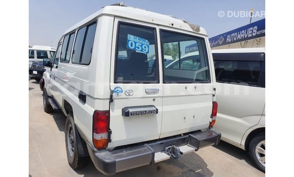 Buy Import Toyota Land Cruiser White Truck in Import - Dubai in Agadez Buy Import Toyota Land Cruiser White Truck in Import - Dubai in Agadez