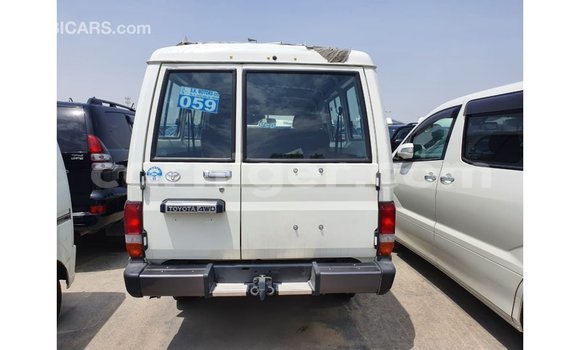 Buy Import Toyota Land Cruiser White Truck in Import - Dubai in Agadez Buy Import Toyota Land Cruiser White Truck in Import - Dubai in Agadez