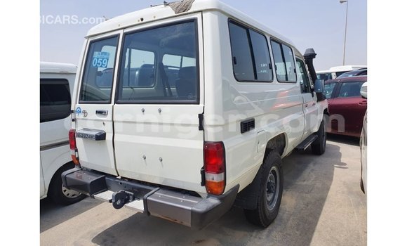 Buy Import Toyota Land Cruiser White Truck in Import - Dubai in Agadez Buy Import Toyota Land Cruiser White Truck in Import - Dubai in Agadez