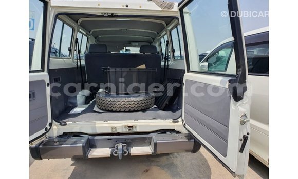 Buy Import Toyota Land Cruiser White Truck in Import - Dubai in Agadez Buy Import Toyota Land Cruiser White Truck in Import - Dubai in Agadez