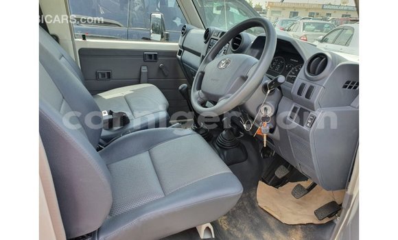 Buy Import Toyota Land Cruiser White Truck in Import - Dubai in Agadez Buy Import Toyota Land Cruiser White Truck in Import - Dubai in Agadez