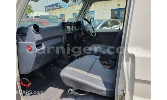 Buy Import Toyota Land Cruiser White Truck in Import - Dubai in Agadez Buy Import Toyota Land Cruiser White Truck in Import - Dubai in Agadez