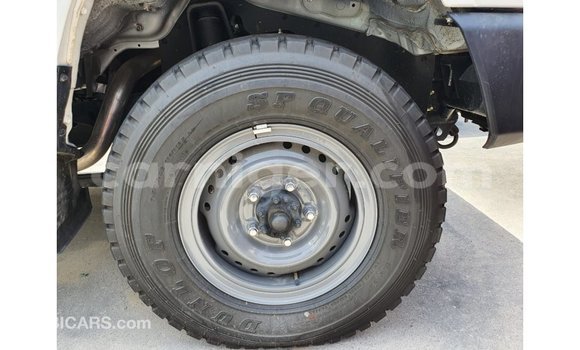 Buy Import Toyota Land Cruiser White Truck in Import - Dubai in Agadez Buy Import Toyota Land Cruiser White Truck in Import - Dubai in Agadez