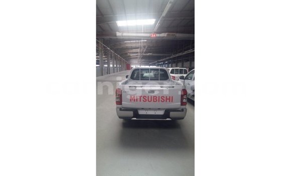 Sayi Imported Mitsubishi L200 White Mota in Import - Dubai a Agadez Sayi Imported Mitsubishi L200 White Mota in Import - Dubai a Agadez
