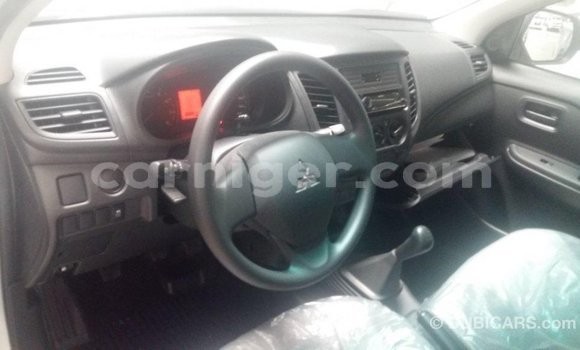 Sayi Imported Mitsubishi L200 White Mota in Import - Dubai a Agadez Sayi Imported Mitsubishi L200 White Mota in Import - Dubai a Agadez