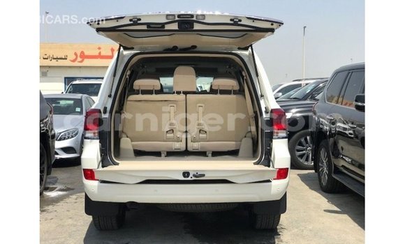 Acheter Import Utilitaire Toyota Land Cruiser Blanc à Import - Dubai, Agadez Acheter Import Utilitaire Toyota Land Cruiser Blanc à Import - Dubai, Agadez