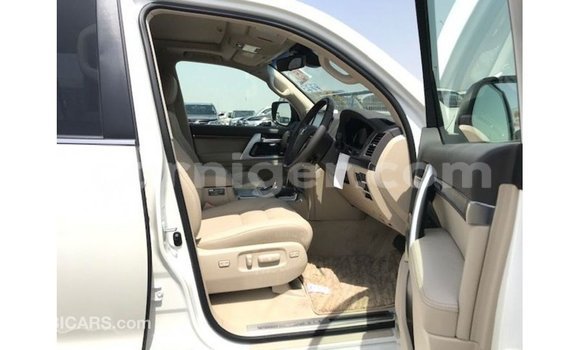 Acheter Import Utilitaire Toyota Land Cruiser Blanc à Import - Dubai, Agadez Acheter Import Utilitaire Toyota Land Cruiser Blanc à Import - Dubai, Agadez