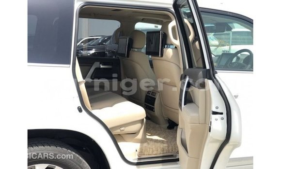 Acheter Import Utilitaire Toyota Land Cruiser Blanc à Import - Dubai, Agadez Acheter Import Utilitaire Toyota Land Cruiser Blanc à Import - Dubai, Agadez