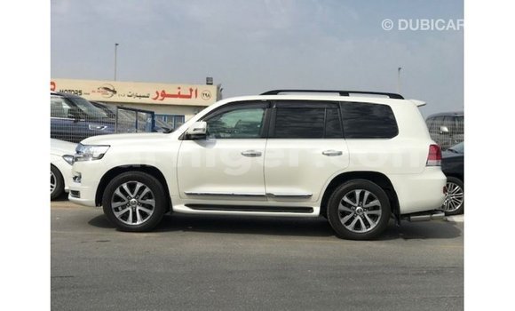 Sayi Imported Toyota Land Cruiser White Babbar mota in Import - Dubai a Agadez Sayi Imported Toyota Land Cruiser White Babbar mota in Import - Dubai a Agadez