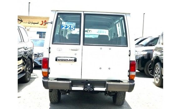 Sayi Imported Toyota Land Cruiser White Babbar mota in Import - Dubai a Agadez Sayi Imported Toyota Land Cruiser White Babbar mota in Import - Dubai a Agadez