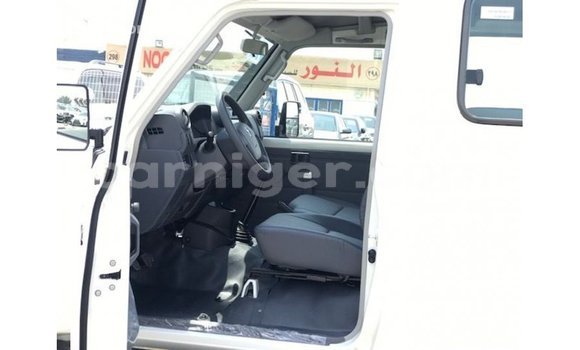 Sayi Imported Toyota Land Cruiser White Babbar mota in Import - Dubai a Agadez Sayi Imported Toyota Land Cruiser White Babbar mota in Import - Dubai a Agadez