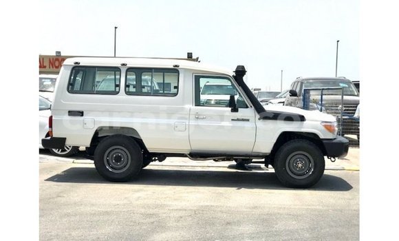Sayi Imported Toyota Land Cruiser White Babbar mota in Import - Dubai a Agadez Sayi Imported Toyota Land Cruiser White Babbar mota in Import - Dubai a Agadez