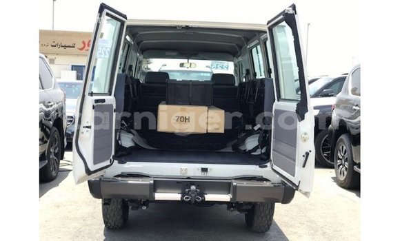 Sayi Imported Toyota Land Cruiser White Babbar mota in Import - Dubai a Agadez Sayi Imported Toyota Land Cruiser White Babbar mota in Import - Dubai a Agadez