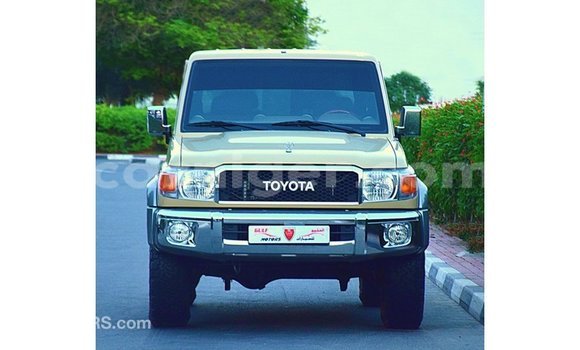 Sayi Imported Toyota Land Cruiser Beige Babbar mota in Import - Dubai a Agadez Sayi Imported Toyota Land Cruiser Beige Babbar mota in Import - Dubai a Agadez