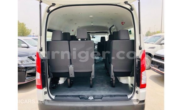 Sayi Imported Toyota Hiace White Mota in Import - Dubai a Agadez Sayi Imported Toyota Hiace White Mota in Import - Dubai a Agadez