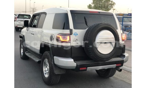 Sayi Imported Toyota FJ Cruiser White Mota in Import - Dubai a Agadez Sayi Imported Toyota FJ Cruiser White Mota in Import - Dubai a Agadez