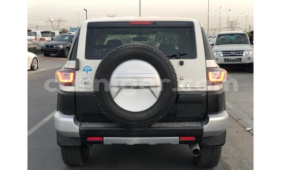 Sayi Imported Toyota FJ Cruiser White Mota in Import - Dubai a Agadez Sayi Imported Toyota FJ Cruiser White Mota in Import - Dubai a Agadez