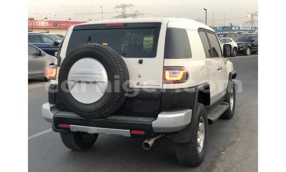 Sayi Imported Toyota FJ Cruiser White Mota in Import - Dubai a Agadez Sayi Imported Toyota FJ Cruiser White Mota in Import - Dubai a Agadez