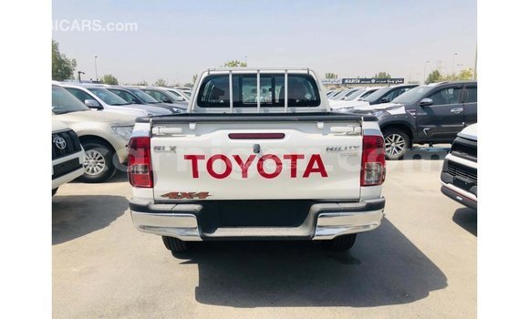 Sayi Imported Toyota Hilux White Mota in Import - Dubai a Agadez Sayi Imported Toyota Hilux White Mota in Import - Dubai a Agadez