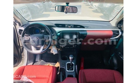 Sayi Imported Toyota Hilux White Mota in Import - Dubai a Agadez Sayi Imported Toyota Hilux White Mota in Import - Dubai a Agadez
