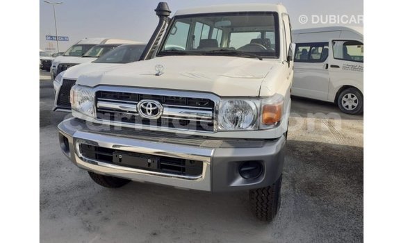 Buy Import Toyota Land Cruiser White Truck in Import - Dubai in Agadez Buy Import Toyota Land Cruiser White Truck in Import - Dubai in Agadez