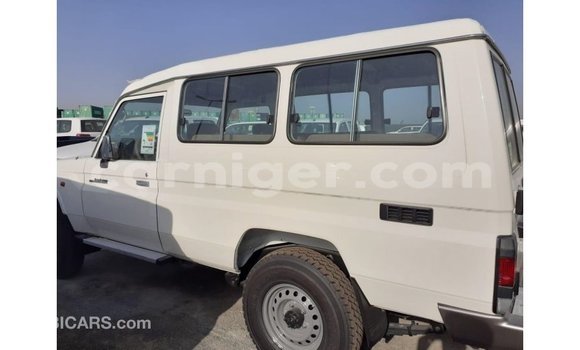 Buy Import Toyota Land Cruiser White Truck in Import - Dubai in Agadez Buy Import Toyota Land Cruiser White Truck in Import - Dubai in Agadez