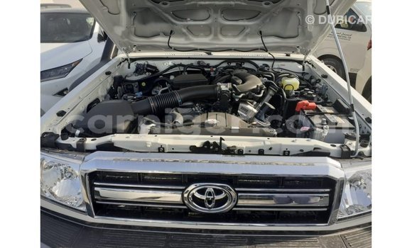 Buy Import Toyota Land Cruiser White Truck in Import - Dubai in Agadez Buy Import Toyota Land Cruiser White Truck in Import - Dubai in Agadez