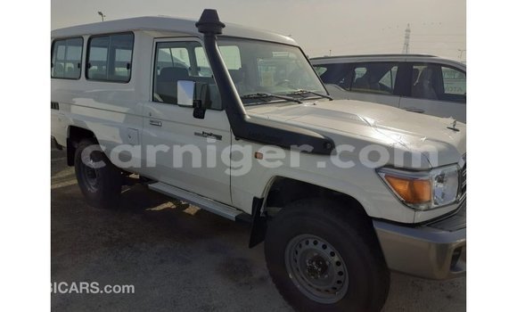 Buy Import Toyota Land Cruiser White Truck in Import - Dubai in Agadez Buy Import Toyota Land Cruiser White Truck in Import - Dubai in Agadez