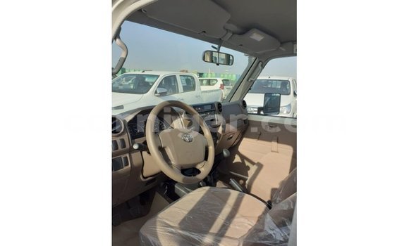 Buy Import Toyota Land Cruiser White Truck in Import - Dubai in Agadez Buy Import Toyota Land Cruiser White Truck in Import - Dubai in Agadez