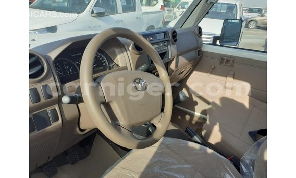 Buy Import Toyota Land Cruiser White Truck in Import - Dubai in Agadez Buy Import Toyota Land Cruiser White Truck in Import - Dubai in Agadez