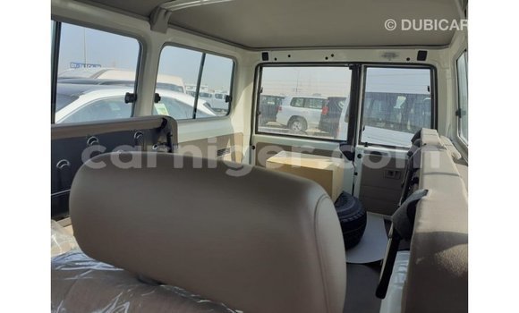 Buy Import Toyota Land Cruiser White Truck in Import - Dubai in Agadez Buy Import Toyota Land Cruiser White Truck in Import - Dubai in Agadez