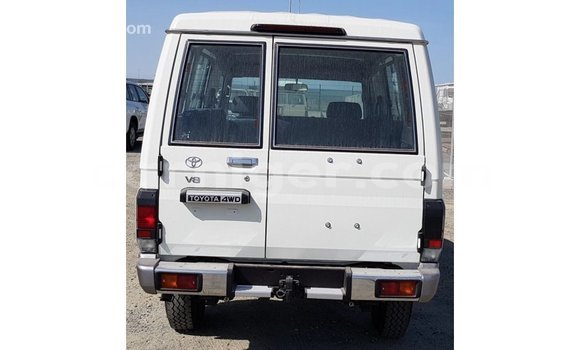 Buy Import Toyota Land Cruiser White Truck in Import - Dubai in Agadez Buy Import Toyota Land Cruiser White Truck in Import - Dubai in Agadez