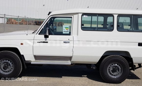 Buy Import Toyota Land Cruiser White Truck in Import - Dubai in Agadez Buy Import Toyota Land Cruiser White Truck in Import - Dubai in Agadez