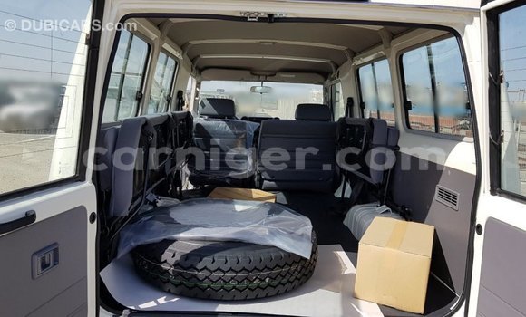 Buy Import Toyota Land Cruiser White Truck in Import - Dubai in Agadez Buy Import Toyota Land Cruiser White Truck in Import - Dubai in Agadez